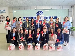 女神們，節(jié)日快樂(lè)！
